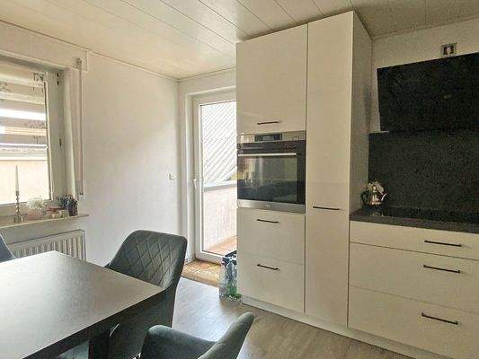 Küche mit Zugang zum Balkon im Obergeschoss