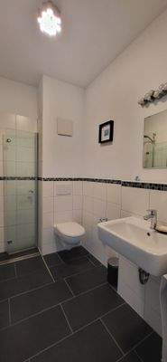GÄSTE-BAD MIT DUSCHE 