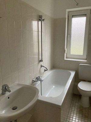 Tageslichtbad Bad mit weißen Fliesen und weißen Sanitärobjekten