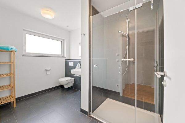 2. Badezimmer mit Dusche