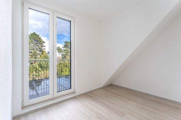 Esszimmer mit Zugang zum Balkon