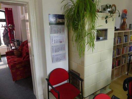 Zimmer mit Kachelofen im EG
