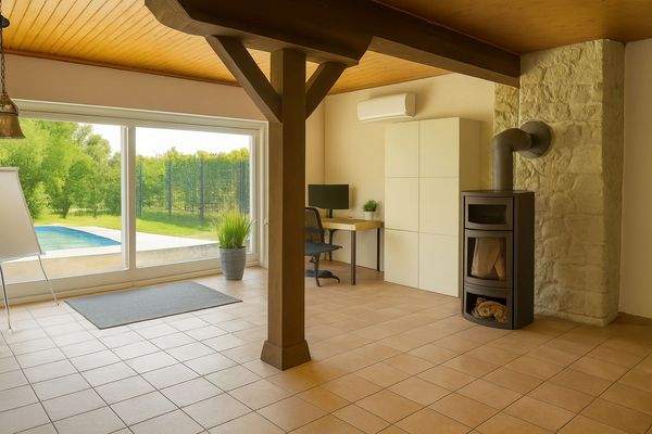 Großer Raum mit Kamin 