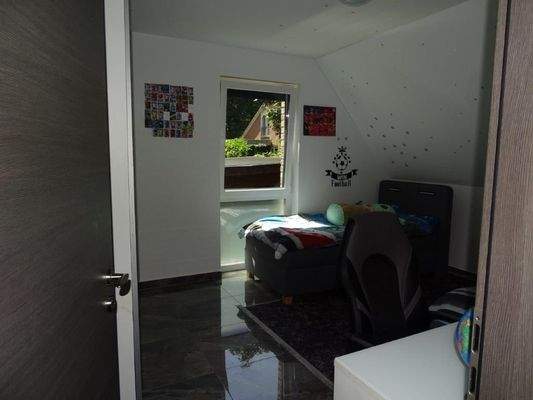 Schlafzimmer 2 OG.jpg