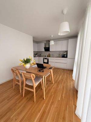 Moderne Küche mit Essbereich