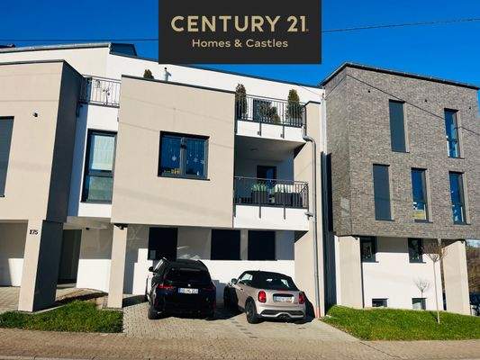 Fassade mit 2 Stellplaetzen