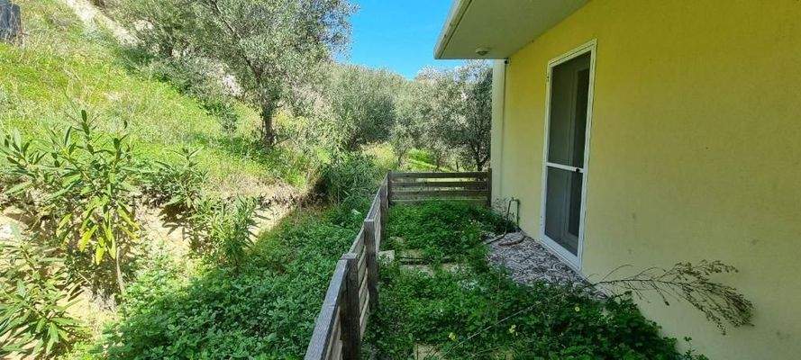 Kreta, Skalani: Gebäude mit 2 Wohnungen in toller Lage zu verkaufen