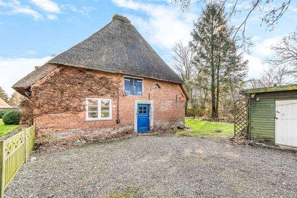 Westansicht mit Nebeneingang