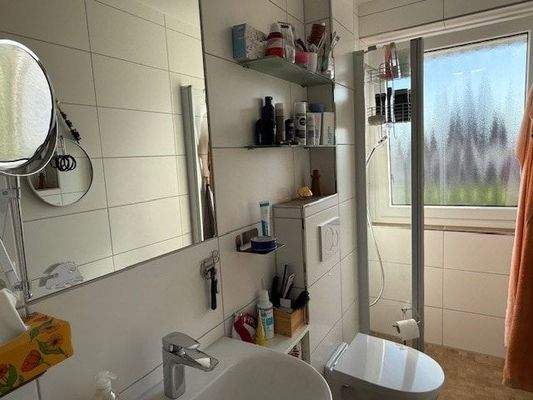 neues und modernes Badezimmer mit Tageslicht