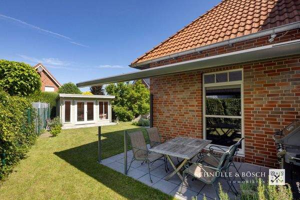 Die Terrasse mit Süd-West Ausrichtung verfügt über eine Markise