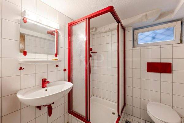 Badezimmer mit Tageslicht und Dusche im Untergeschoss
