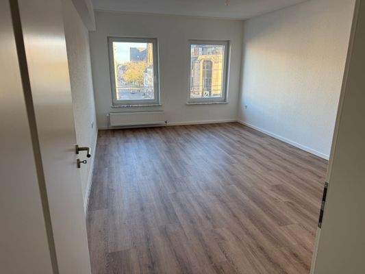 Wohnzimmer Richtung Fenster.JPG