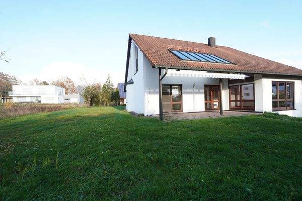 Hausansicht mit Garten