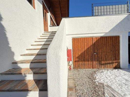 Stiege zur Wohnung und Garage