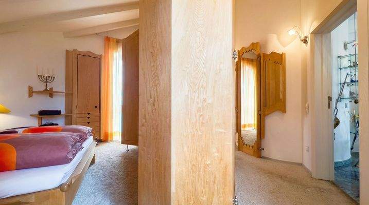 Schlafzimmer mit Einbauschrank