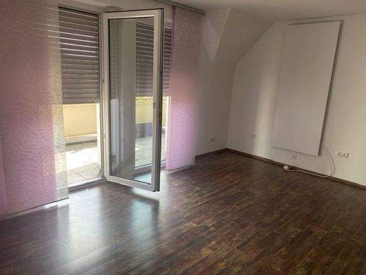 Mit Zugang zum Balkon