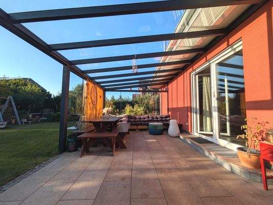 Überdachte Terrasse mit Sitzecke