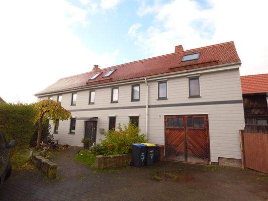 Straßenansicht mit Toreinfahrt