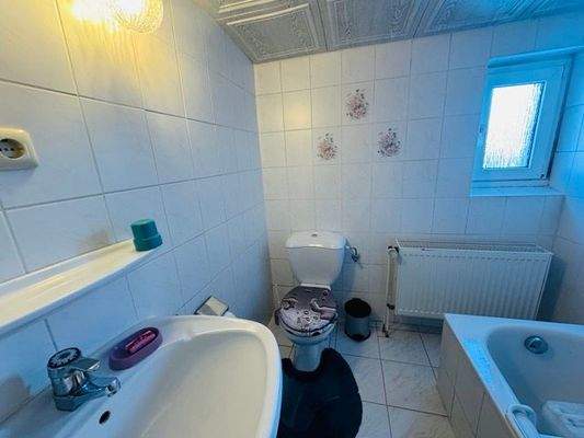 Badezimmer im Erdgeschoss  .jpeg