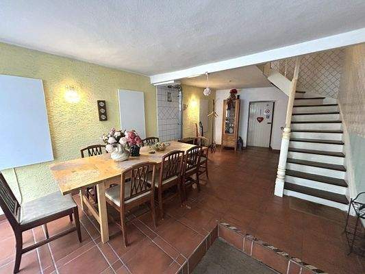 EG mit Zugang zum OG und zur Waschküche 