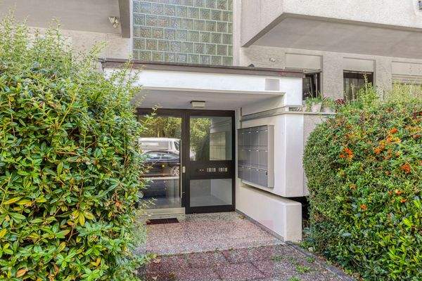 überdachter Hauseingang mit neuer Klingel- und Briefkastenanlage