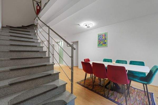 Treppe zur unteren Maisonette-Ebene