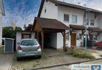 Hauseingang mit Carport und Stellplatz
