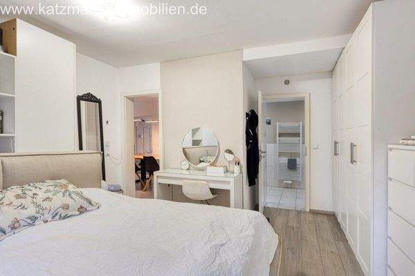 Elternschlafzimmer mit Blick ins Bad en Suite