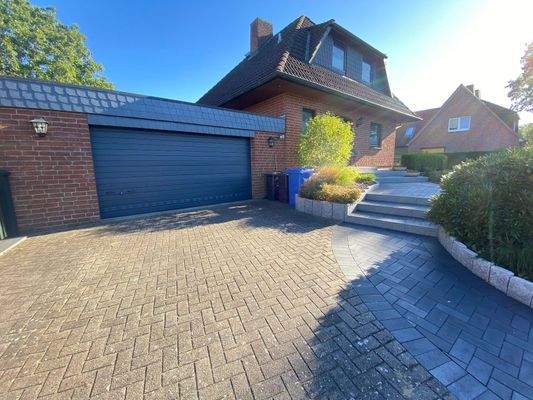 Aussenstellplätze und Zugang zum Haus