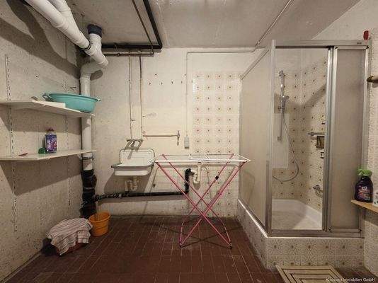 separate Waschküche mit Dusche