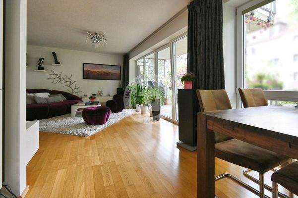 Bilck aus der Küche ins Wohnzimmer