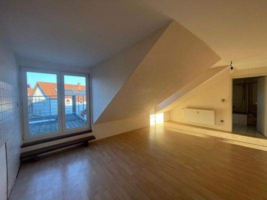 Küche/Essbereich mit Zugang zum Balkon