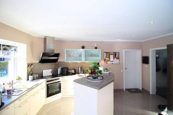 Küche mit Einbauküche