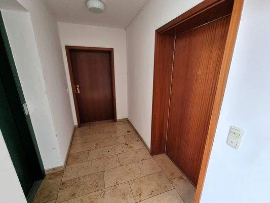 Wohnungseingang und Aufzug (1.OG).jpg