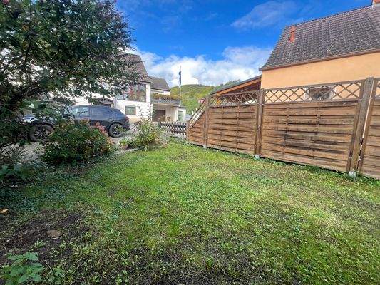 Grünfläche vor Haus