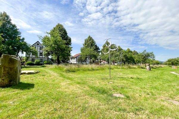 Skulpturenpark vor historischen Bauernhöfen