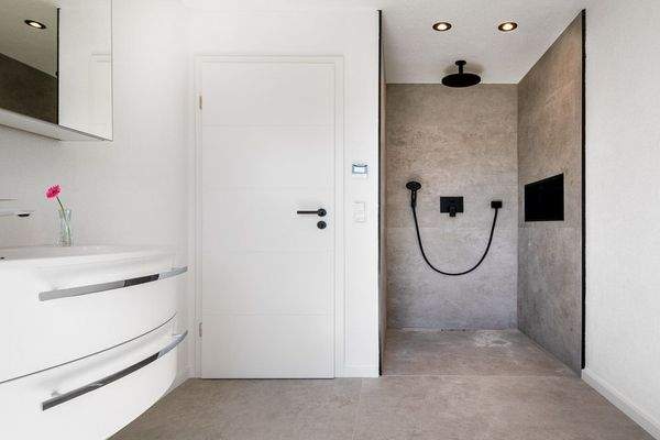 Bad 2 mit Dusche &amp; Fenster (OG)