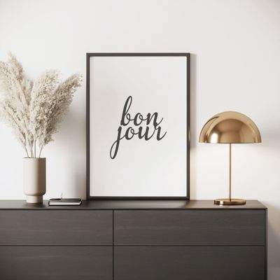 Dekorationsobjekte stehen nebeneinander auf einer Abstellfläche