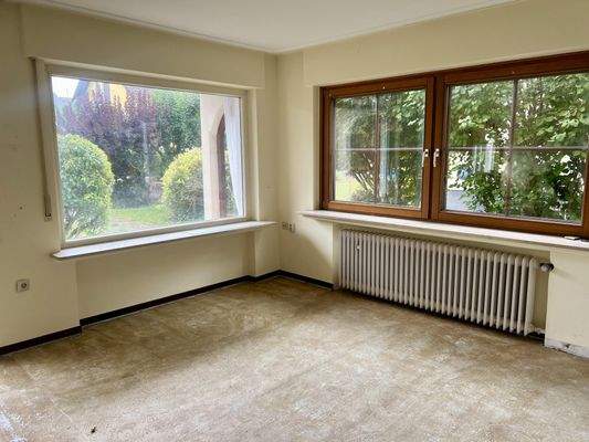 Esszimmer mit Blick in den Garten