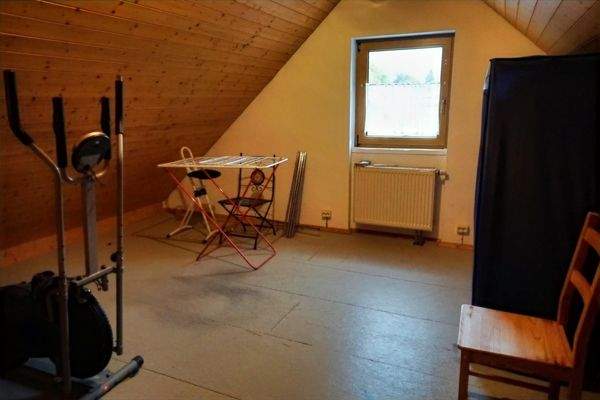 ausbaufähiges Zimmer im Dachgeschoss