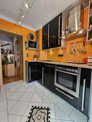 Küche mit Zugang zum Flur