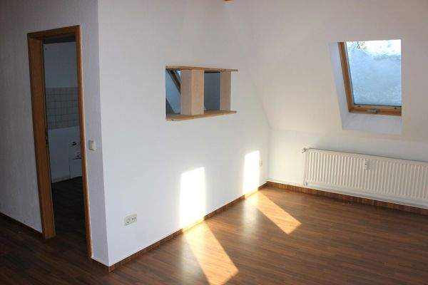 Esszimmer mit Durchreiche zur Küche