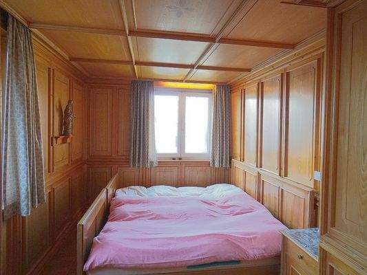 Schlafzimmer mit Holzverkleidung