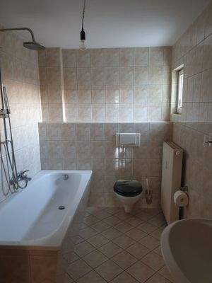 Bad mit Fenster und Waschmaschinenanschluss.jpg