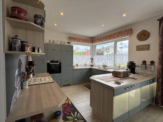 Küche mit Einbauküche