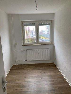 Weiteres Zimmer mit Fenster und neuen Bodenbelägen.jpg