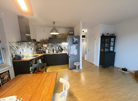  Wohn-/Essbereich mit offener Küche & Balkonzugang