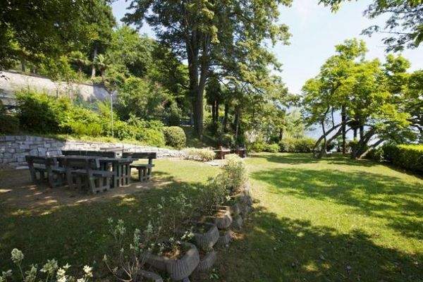 Schöner Garten in direkter Seelage