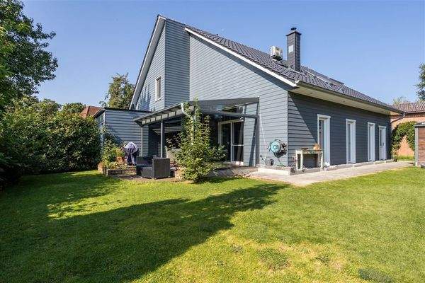 Rückansicht Wohnhaus mit Wintergarten 