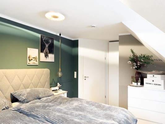 Schlafzimmer mit angrenzender Ankleide